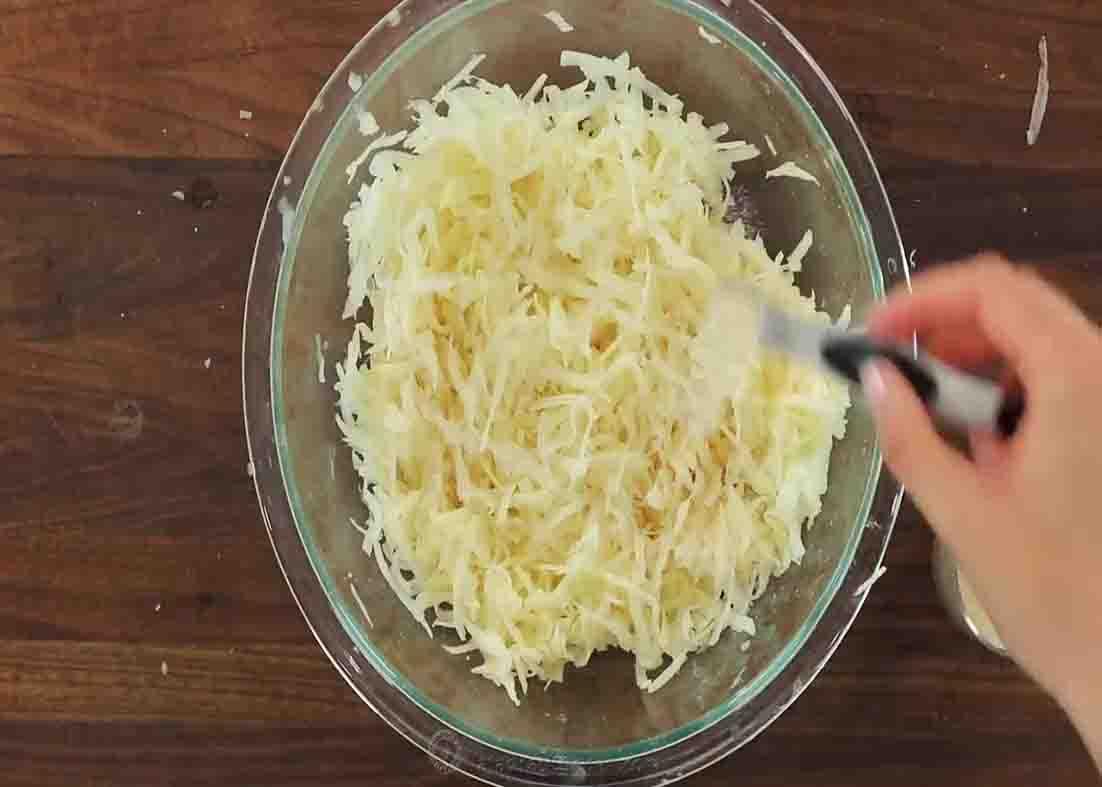 Seasoning the grated potatoes