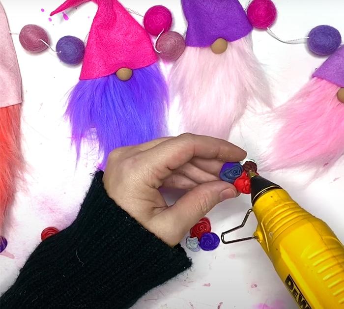 DIY No Sew Projects - No Sew Crafts - Valentines Garland - No Sew Gnome Pattern