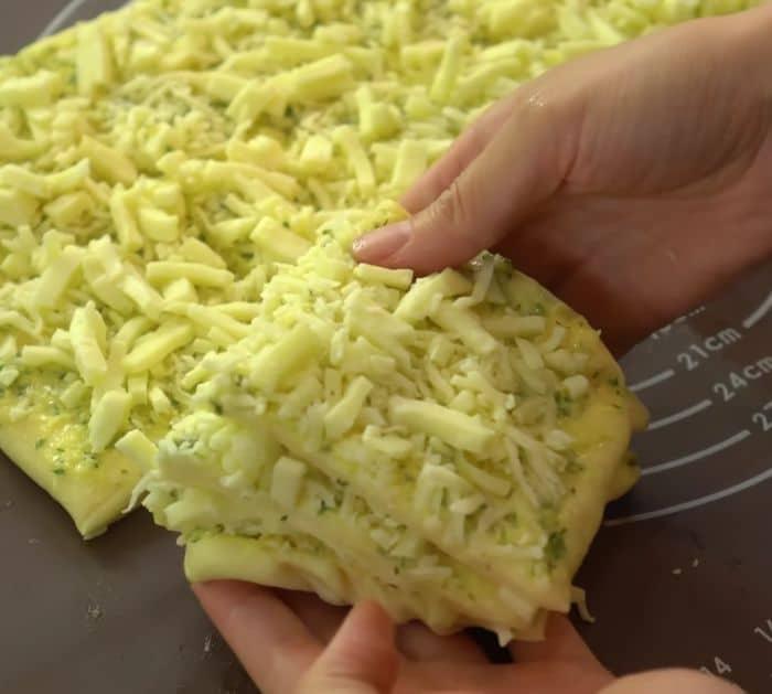 Easy To Make Cream Cheese Garlic Bread