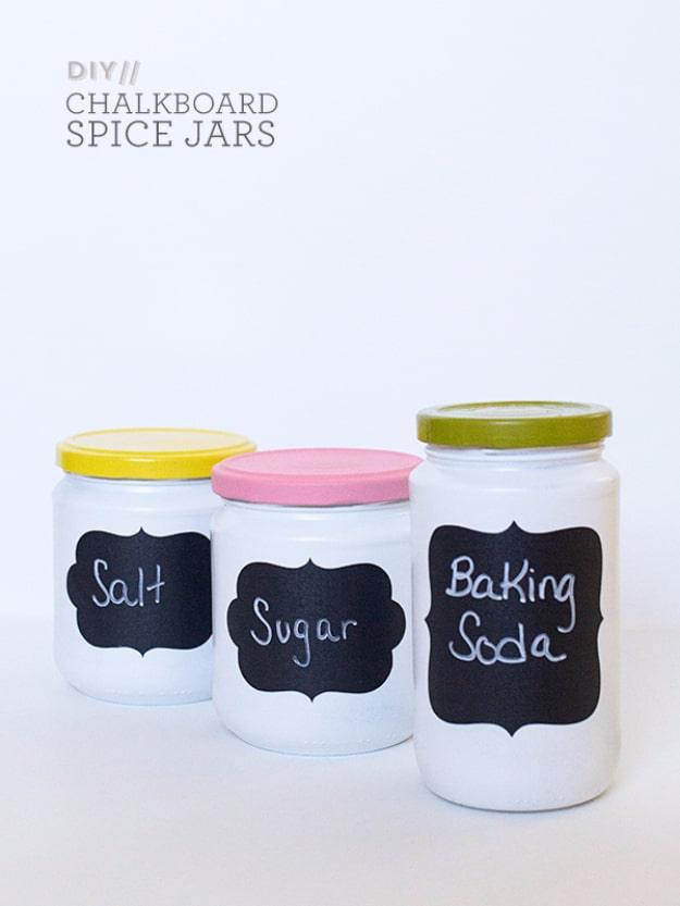 DIY Chalkboard Spice Jars, a thoughtful handmade present, budget friendly using stuff already sitting in a bin