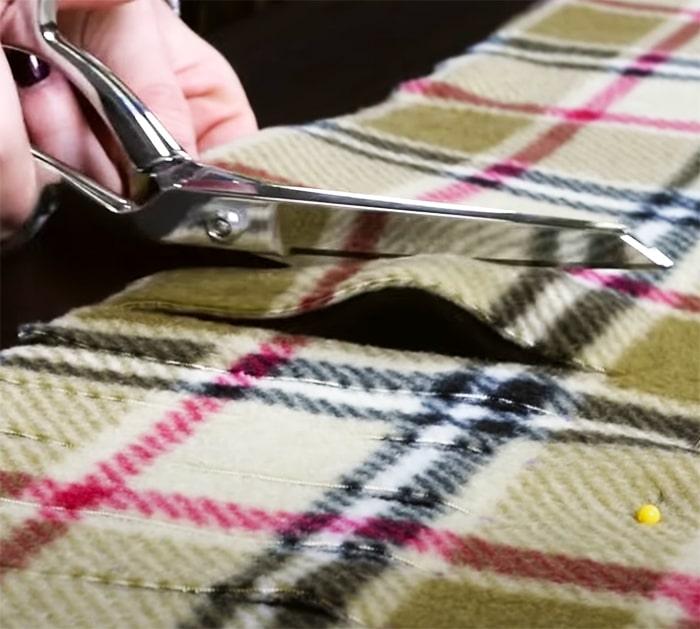 Cut the Fabric To Make Knots For Blanket - Easy No Sew Crafts