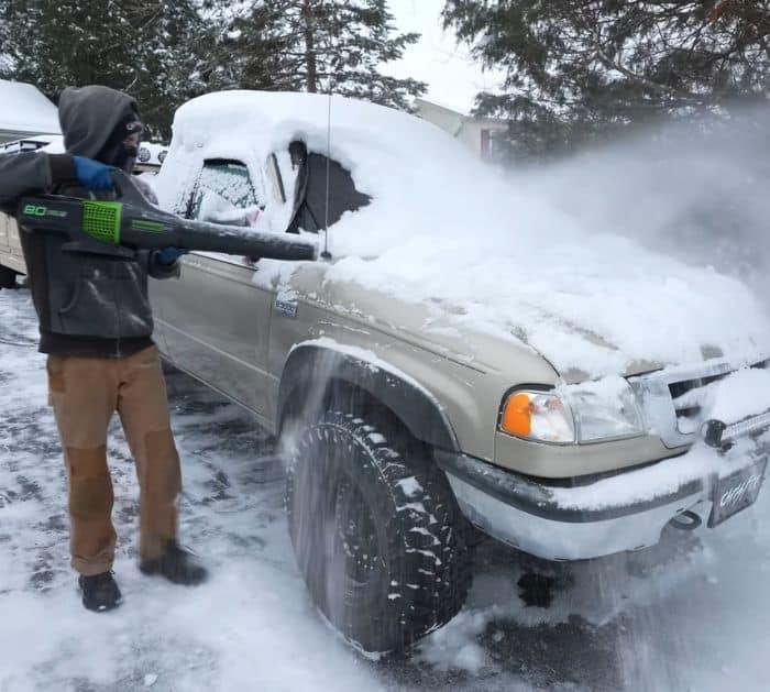 How to safely remove snow from the car