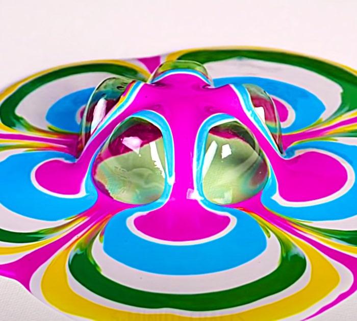 Make A Retro Psychedelic Flower Using The End Of A Soda Bottle