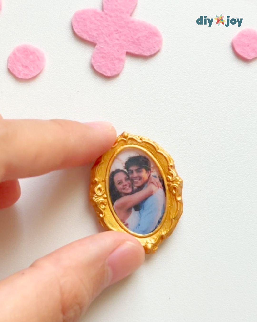 Mini Hot Glue Photo Frame Magnets — diy gift ideas