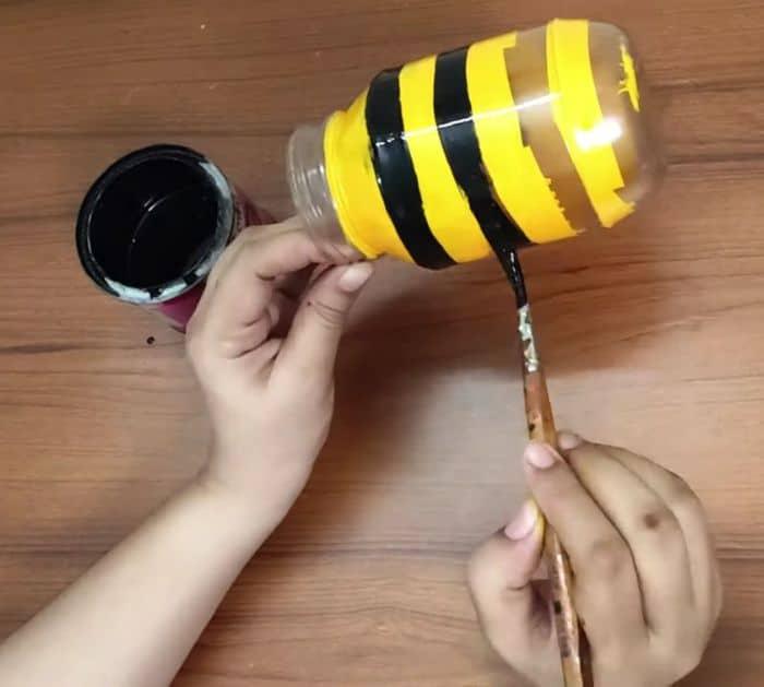 Easy DIY Bee Planter Using an Old Plastic Bottle