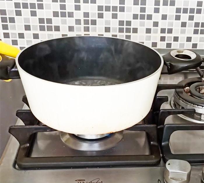 Easy Ways To Remove Grease Stains From Pots - DIY Cleaning Tips - Pots and Pans Tricks To Cleaning