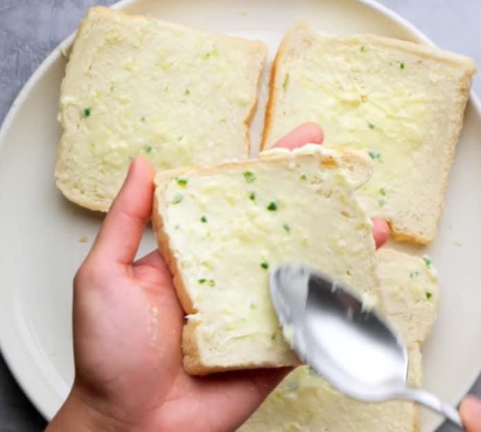 Make chili cheese toast in just five minutes