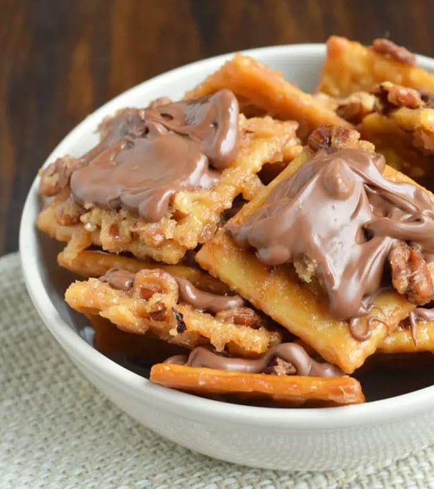 Best DIY Party Food Ideas for a Crowd | Easy Dessert Recipes | Saltine Cracker Toffee | DIY Projects & Crafts by Sueeye #appetizers #partyfood #recipes