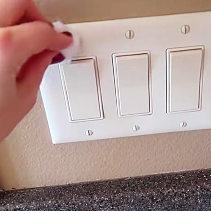 Clean The Microwave Smells With Cotton Balls - Easy Ways To Clean With Cotton Balls - Clean Switch Plates With Cotton Balls