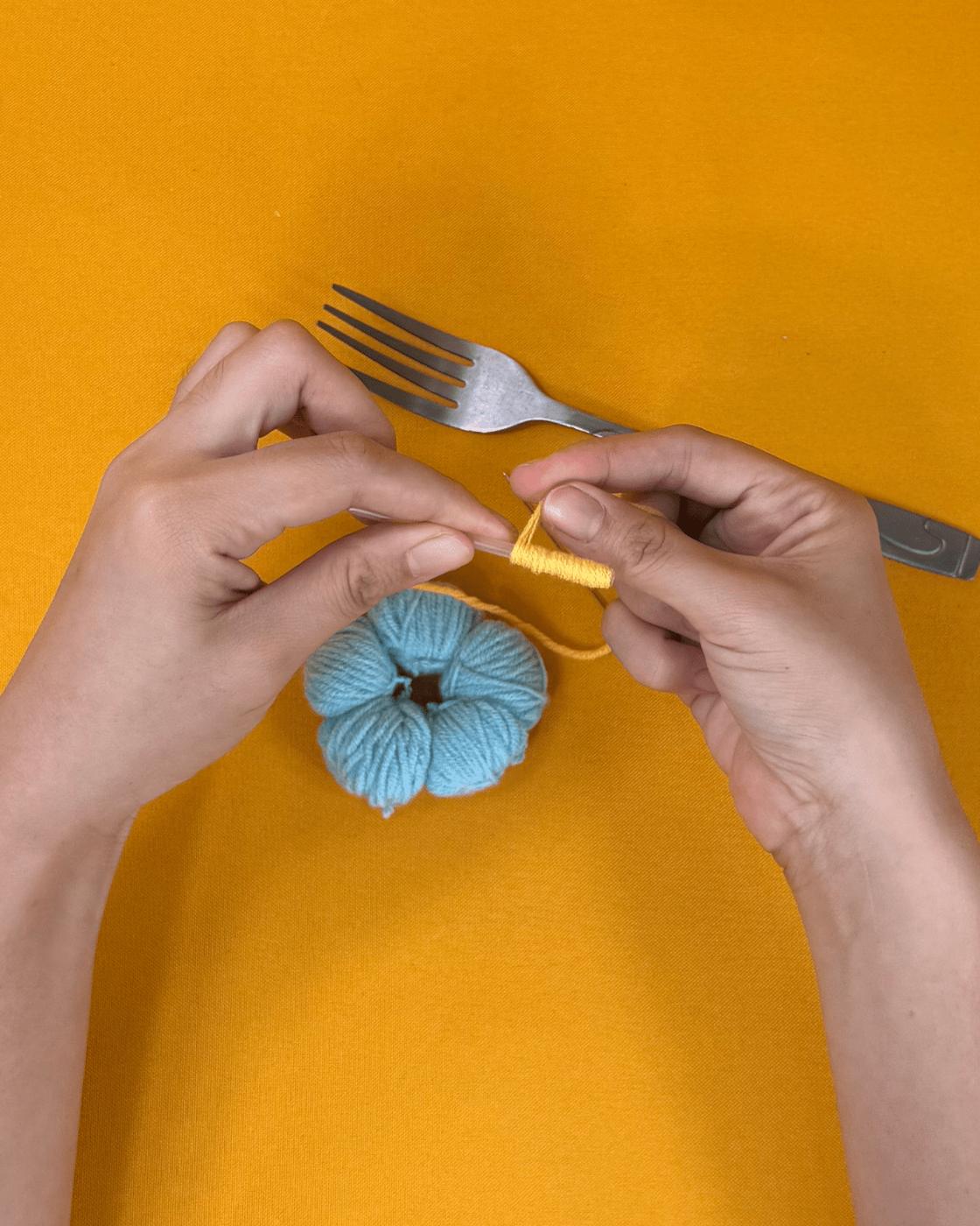 Flowers Using Yarn — how to make diy yarn flowers