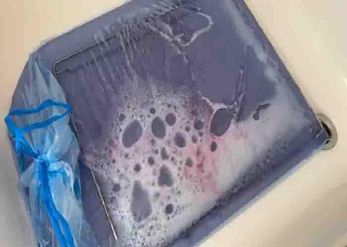 Soaking the dirty oven rack