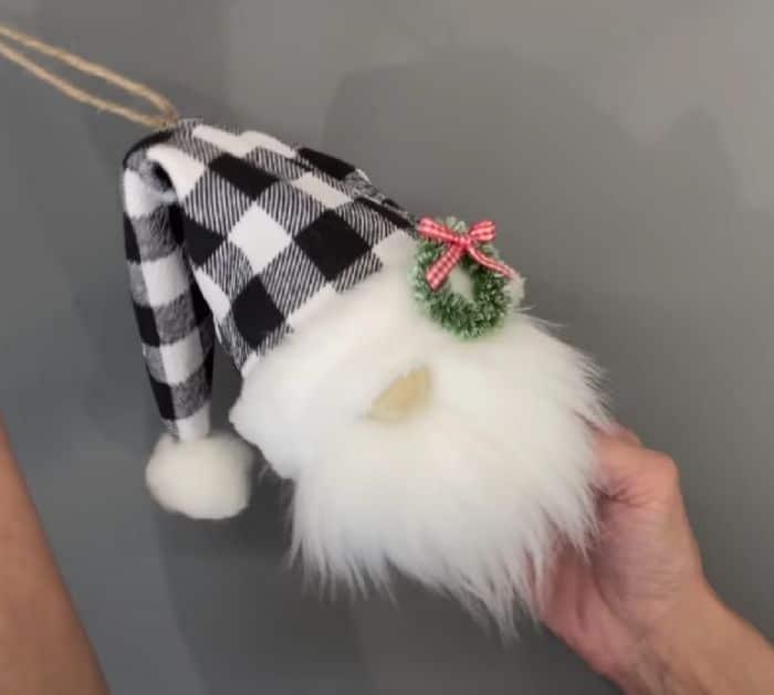 Easy and cheap DIY pinecone ornament