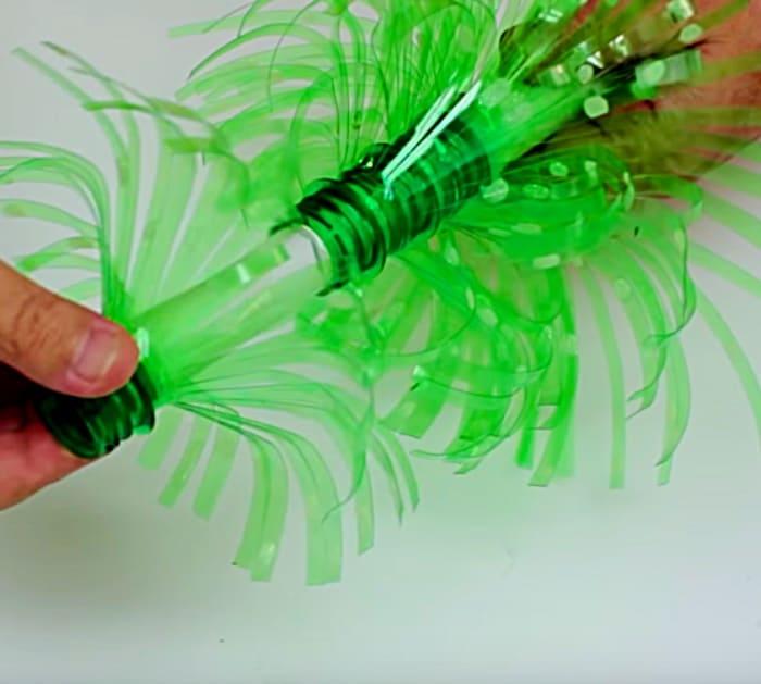 Cheapest Christmas Tree ever laern this Sprite Bottle DIY