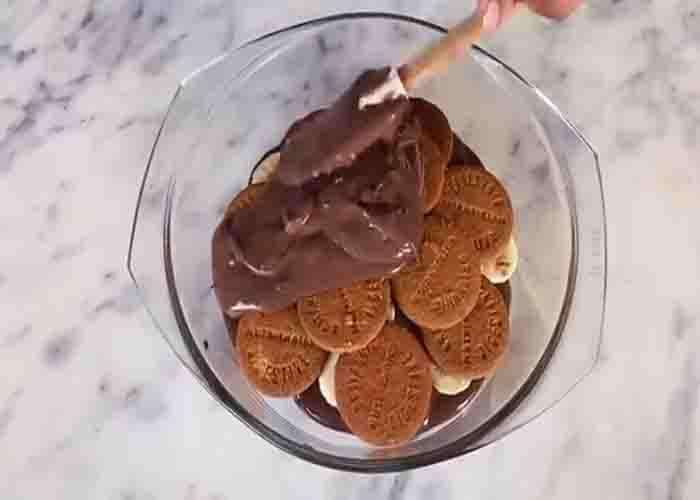 Layering the chocolate biscuit pudding