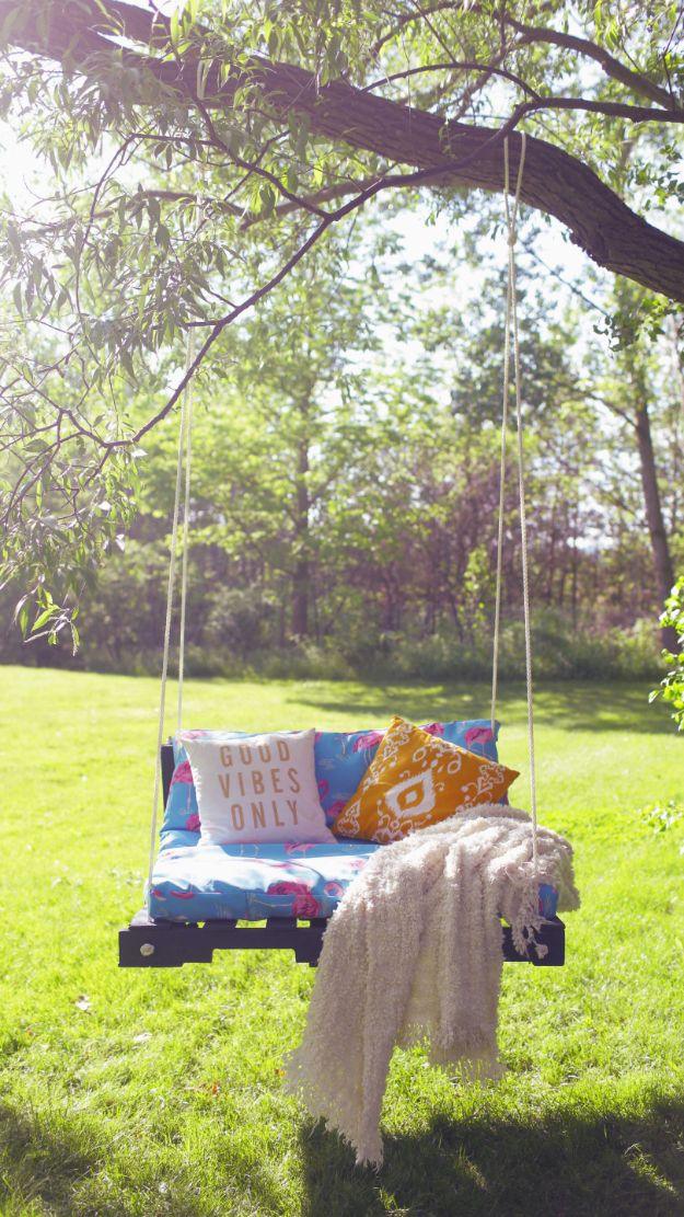 DIY Outdoor Pallet Swing, quick enough to pull off on a lazy weekend and a display that photographs beautifully