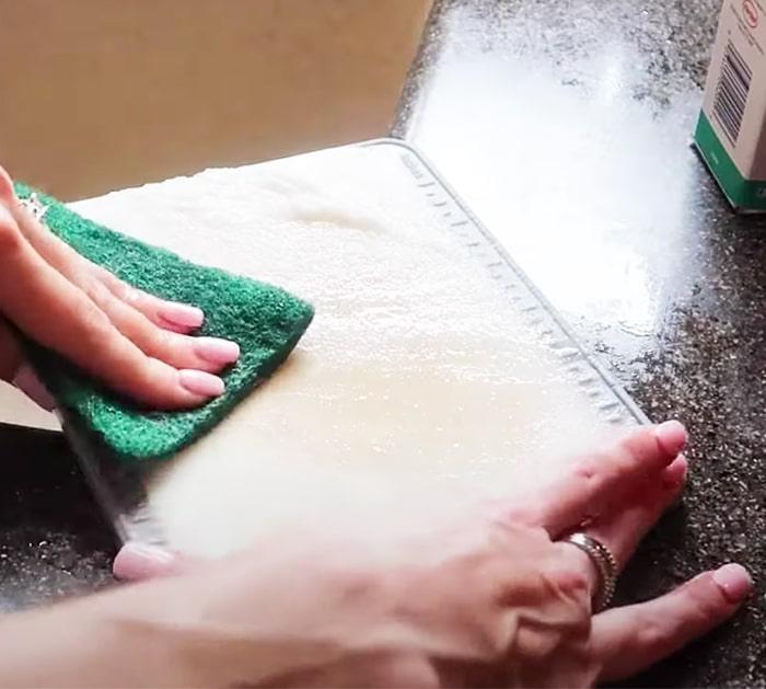diy cleaning plastic cutter - chopping board cleaning - all natural way to clean a cutting board