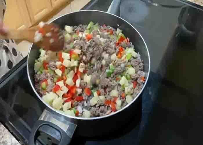 Making the ground meat filling of puffy tacos