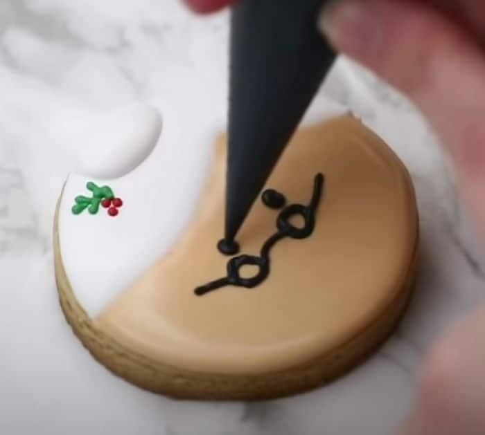 Christmas-themed icing tutorial for beginners