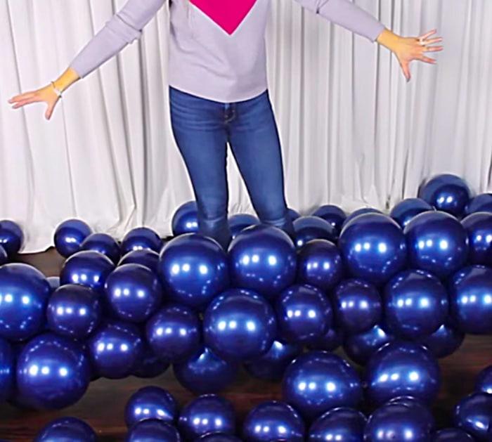 Learn to make DIY Balloon Garland for a NEW Years Eve Party Photo Backdrop