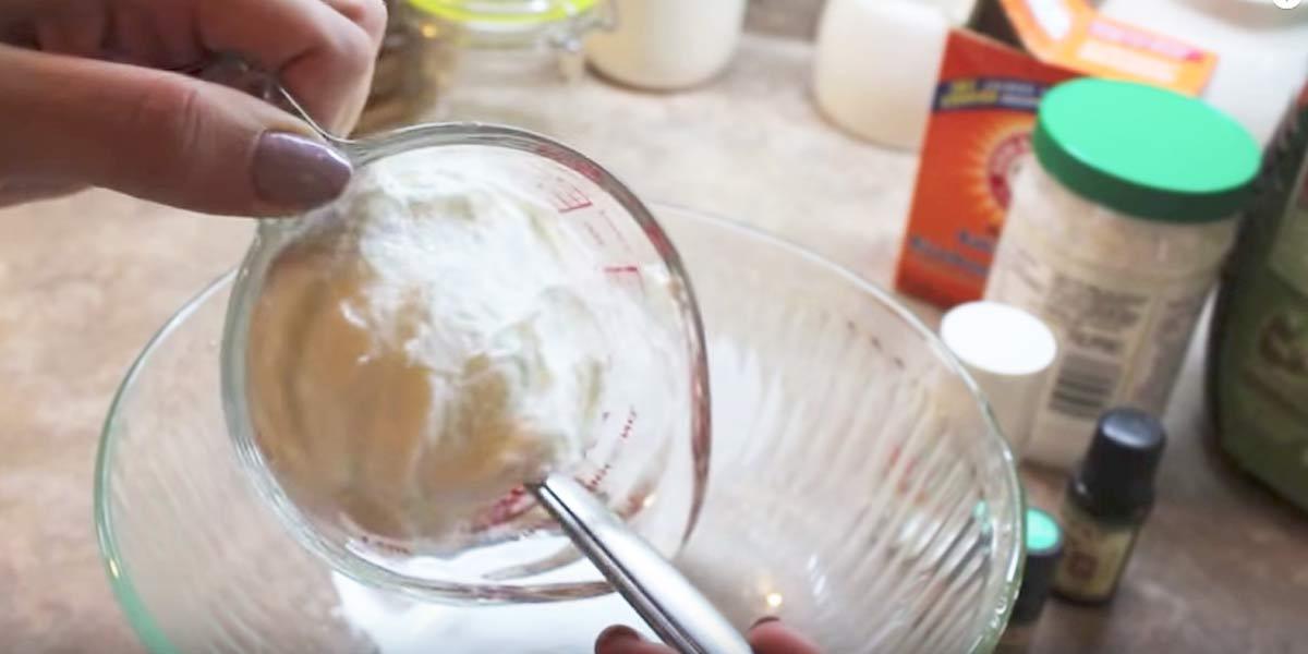 She Mixes These Items In a Mason Jar For A Cool Gift For Dad!