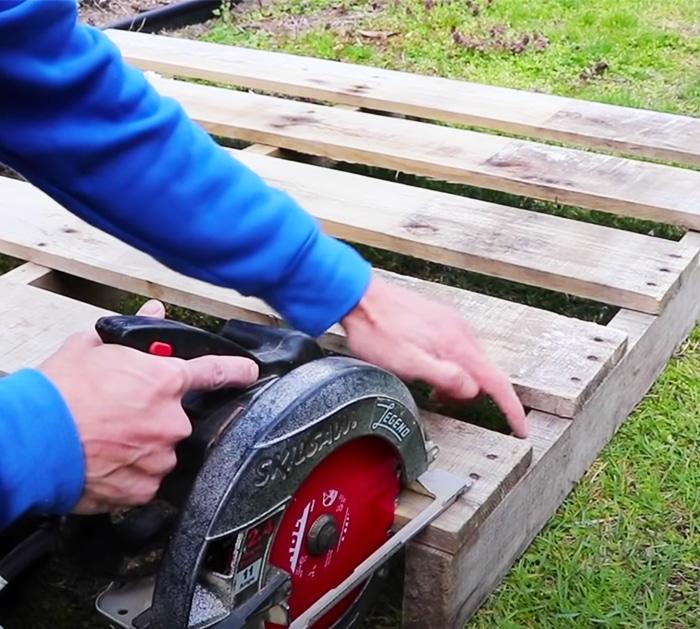 How To Build A Raised Bed Using Pallets | DIY Hacks