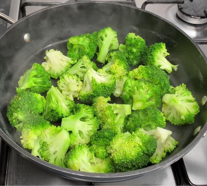Easy To Make Skillet Cheese And Broccoli