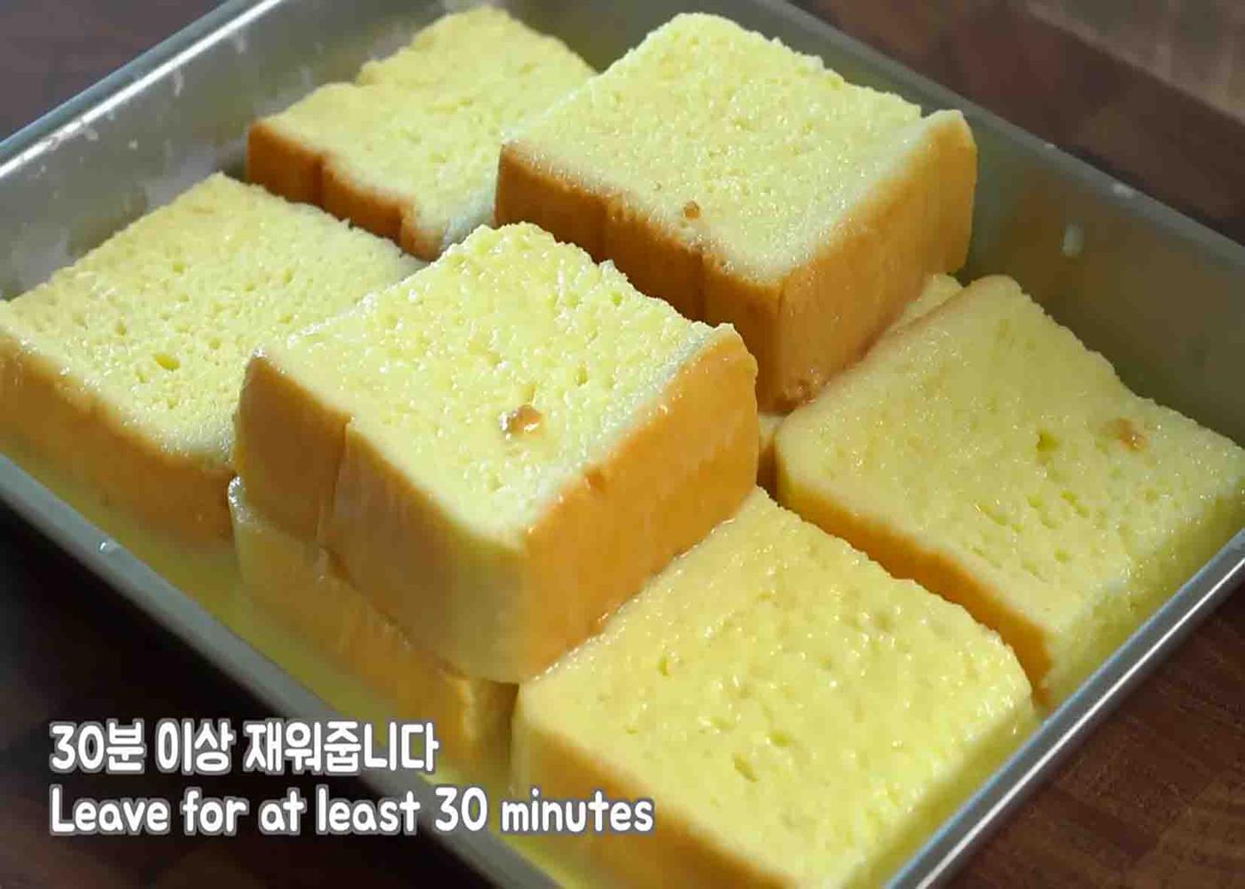 Soaking the bread to the beaten eggs