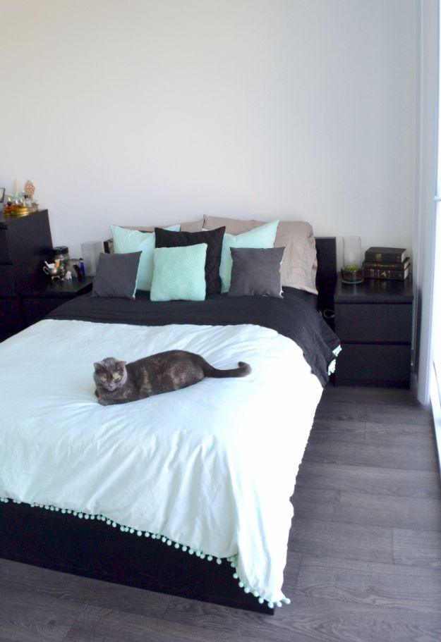 DIY Pom Pom Duvet Cover, simple enough for a first weekend project and a look that gets noticed the moment guests walk in