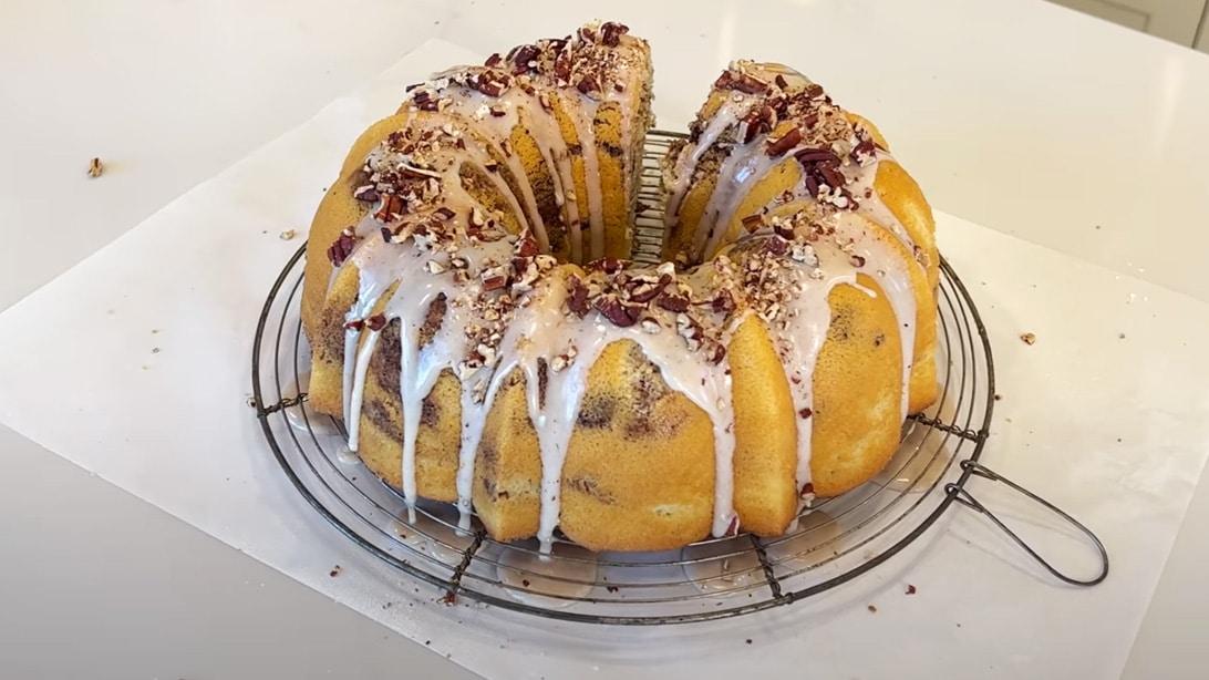 How to Make Cinnamon and Pecan Cake