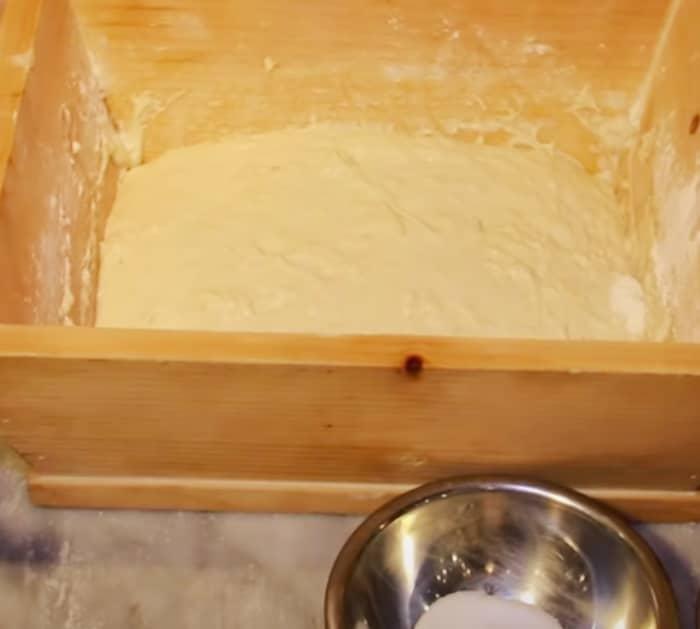 Make pizza dough with yeast, flour and water