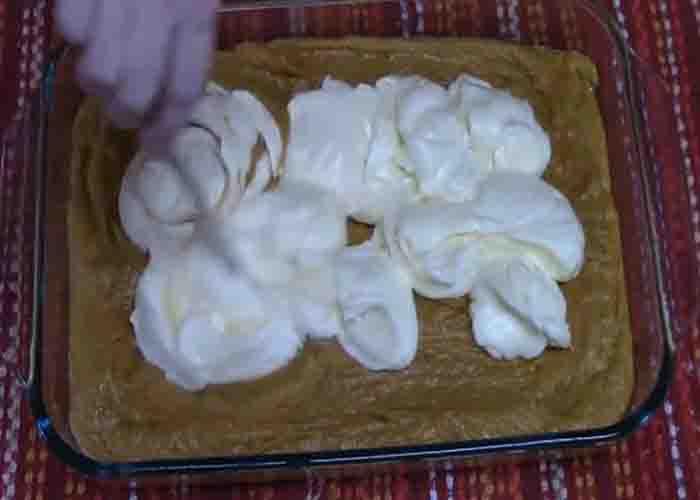 Making the earthquake design in the pumpkin spice cake