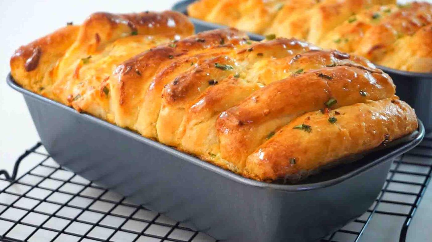 Garlic And Scallions Cheese Pull-Apart Bread Recipe