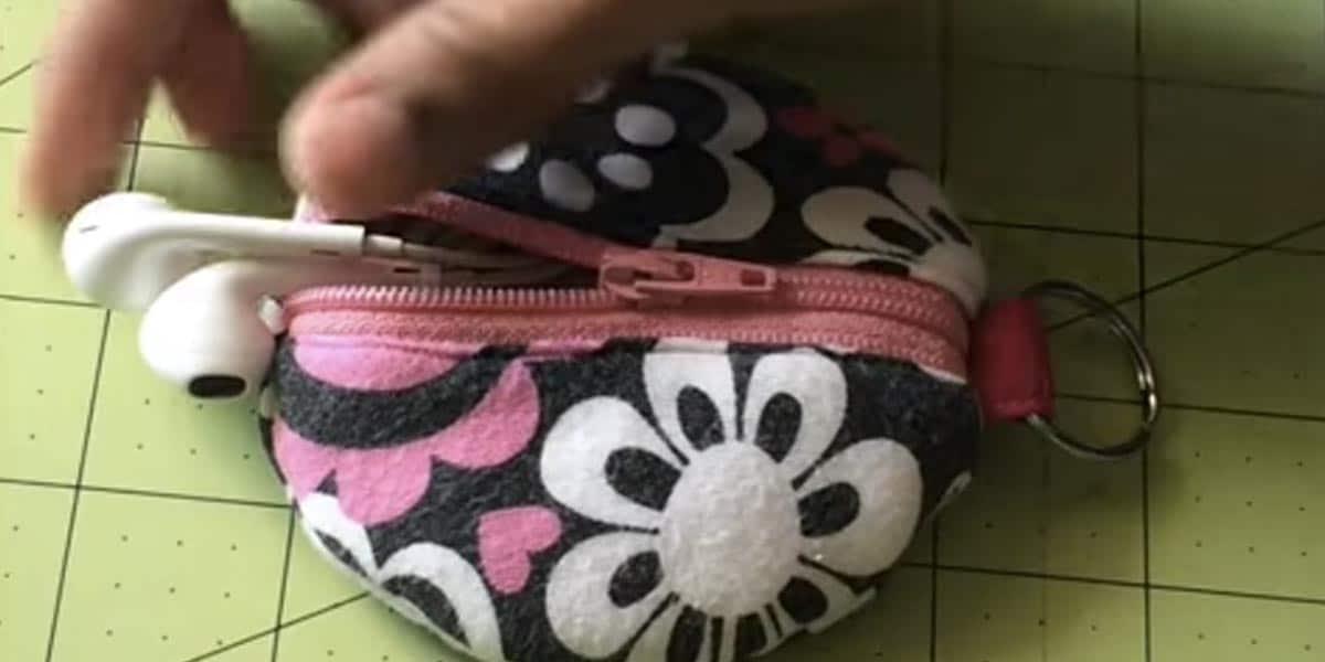 She Sews This Amazing Headphone Case And Makes Her Life So Much Easier!