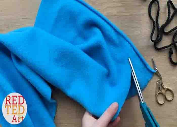 Cutting the circle shape to make the mini pouch