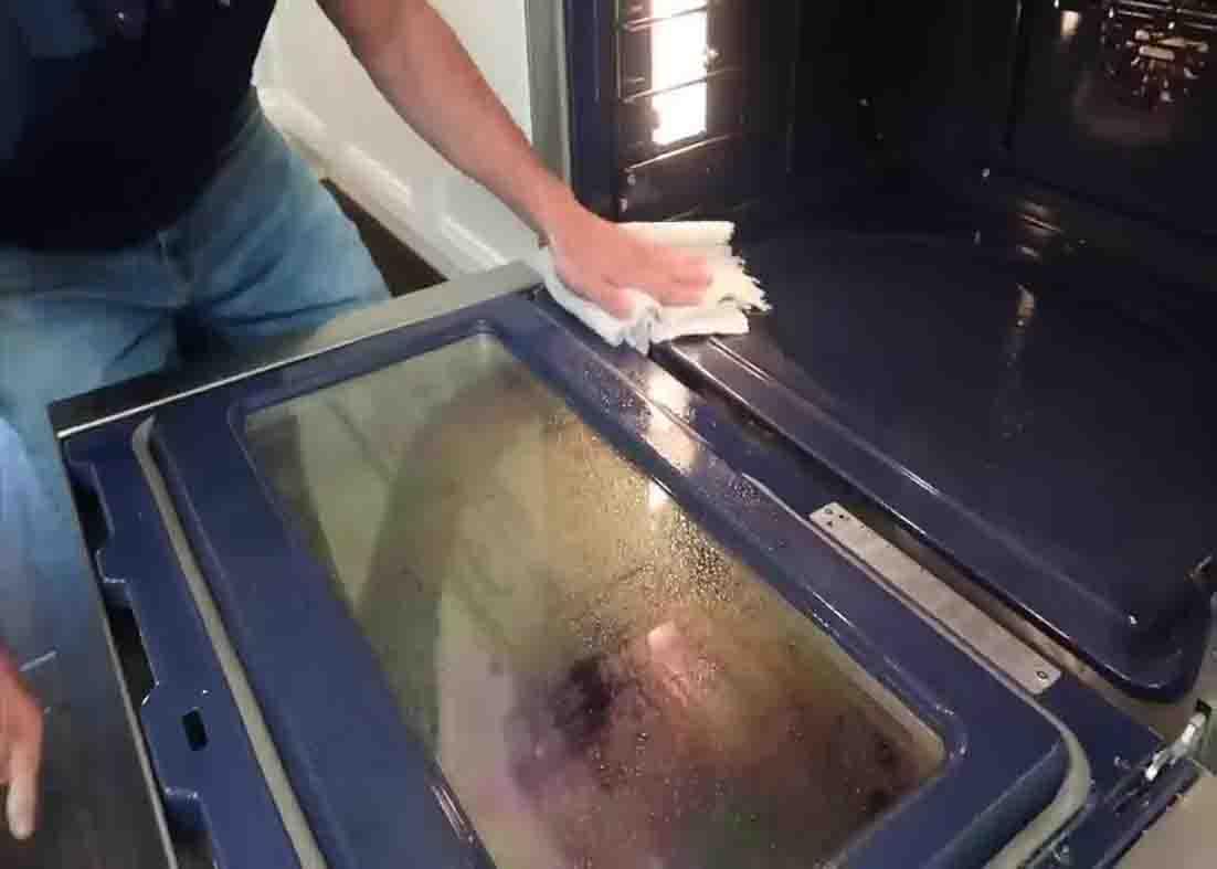 Spraying some vinegar to the oven