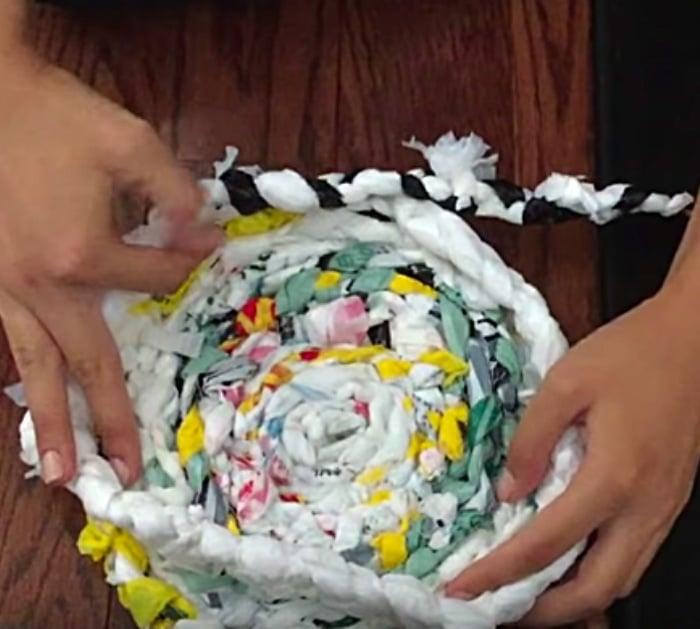 Learn to make a plastic bag trash can