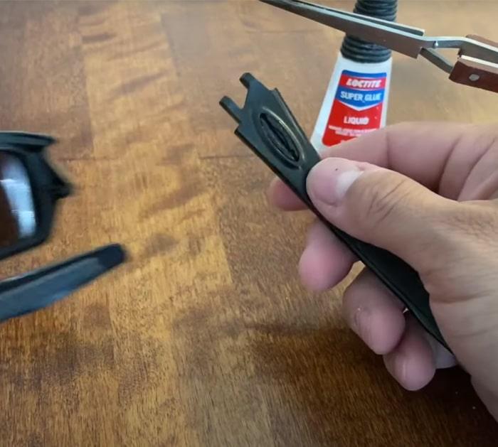 use glue to fix glasses