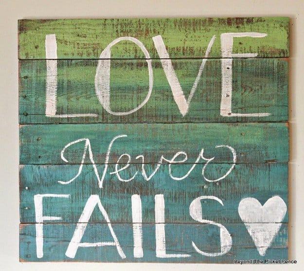 Two-Color Ombre Wood Pallet Sign, a thoughtful handmade gift idea and an easy pallet project anyone can build