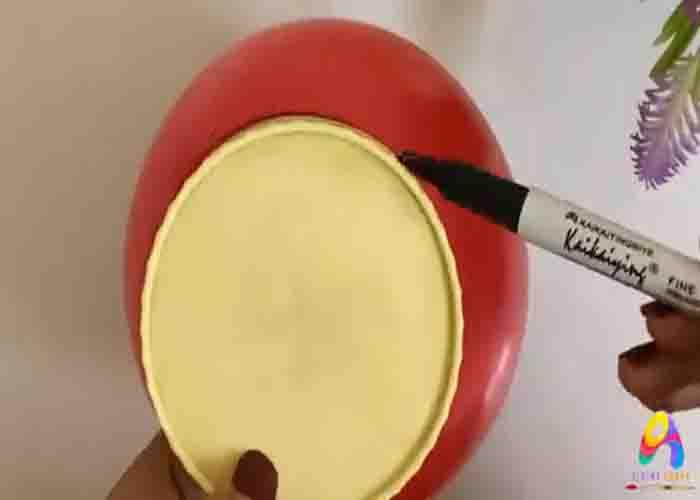Tracing the jar lid on the balloon