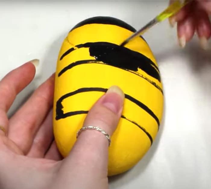 bumblee painted rock tutorial
