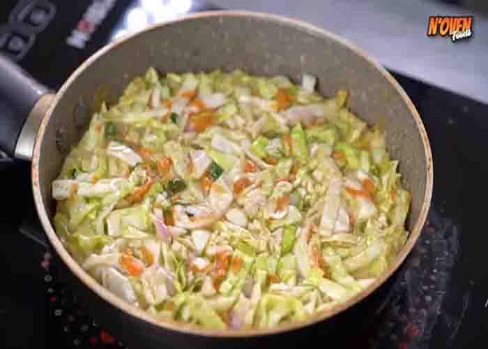 Frying the cabbage omelet