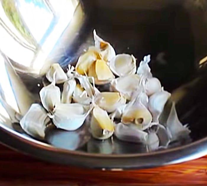 Easy Way To Peel Garlic - Garlic Trick - Peeling Garlic Tip
