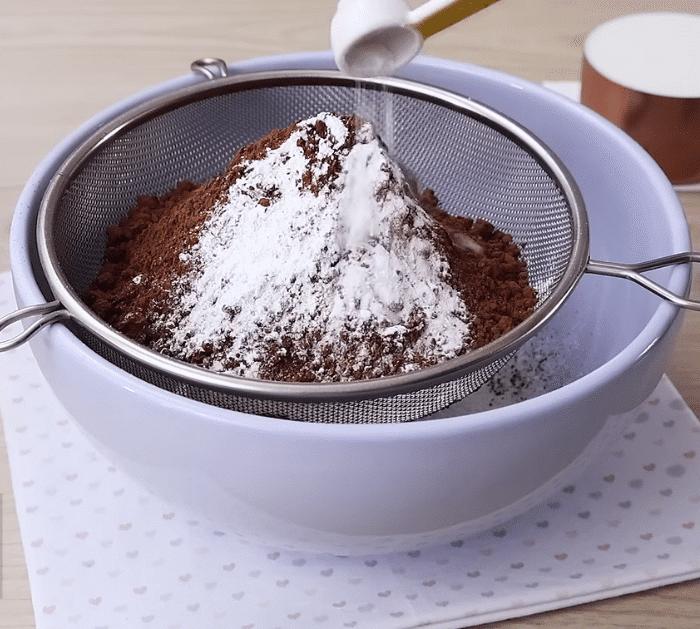 How to Make Chocolate-Covered Mini Cakes