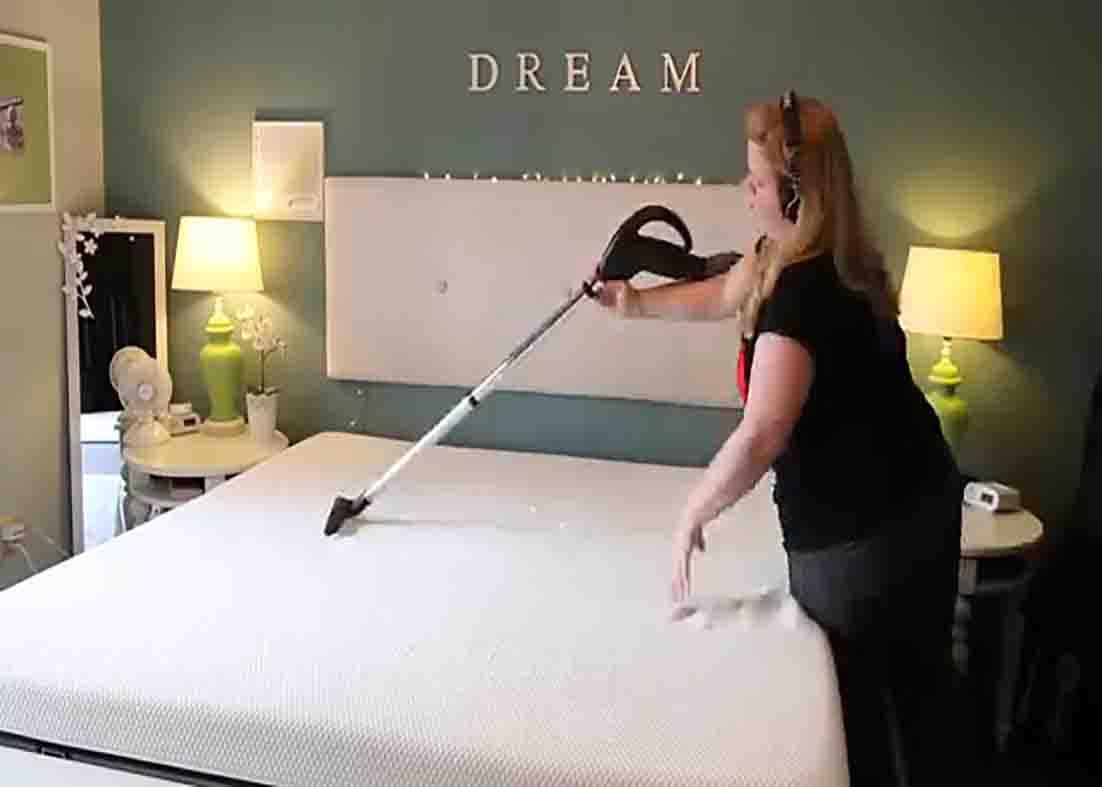 Cleaning the mattress with baking soda