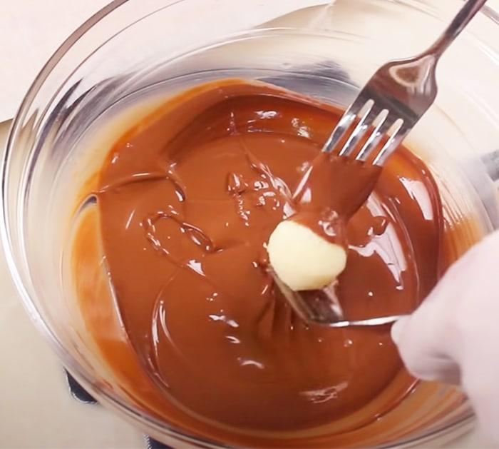 How To Make Bounty Balls - Easy Chocolate Balls Recipe