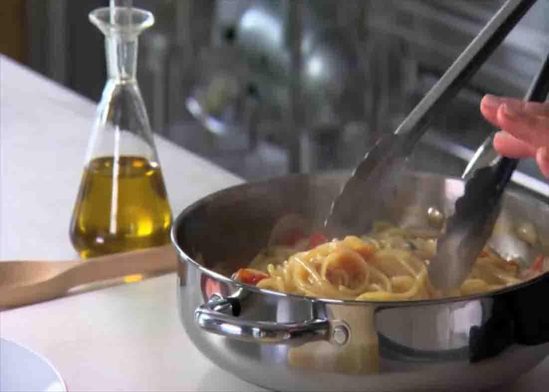 Tossing the pasta, ready to be transfer on a plate