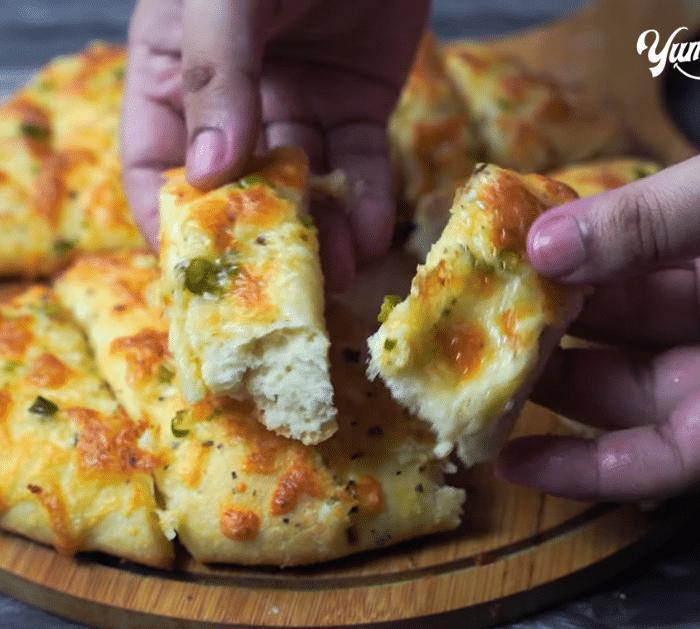 How to Make Cheese-Stuffed Garlic Bread
