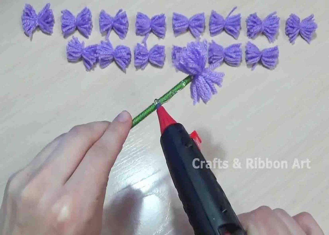 Gluing the yarn pieces to the stick