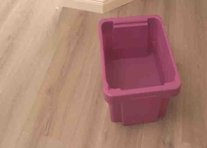 Filling a container with water to make a DI Y air conditioner