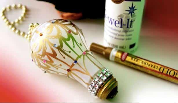 She Makes A Super Cool Hot Air Balloon Ornament Out Of A Light Bulb (Watch!)